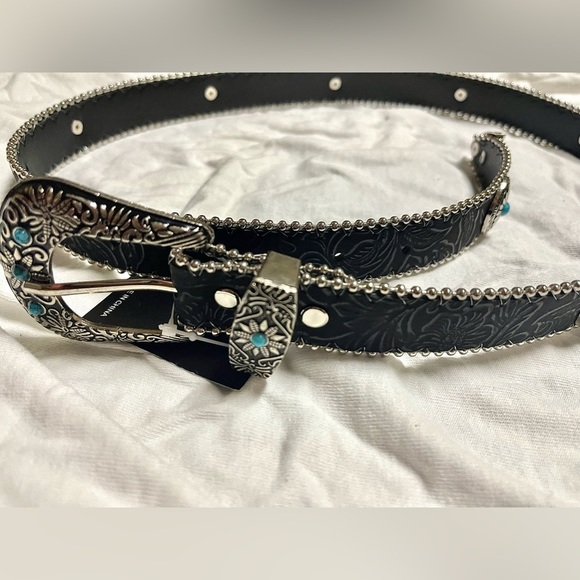 Dainty western belt with turquoise accents - Picture 4 of 8